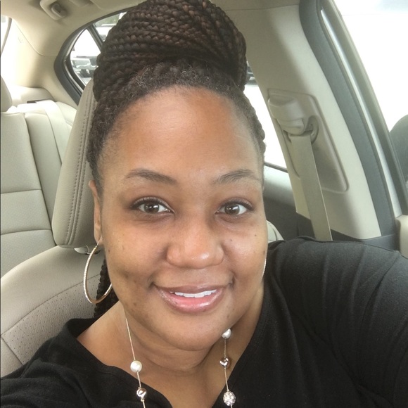 Meet your Posher, Cynthia - Picture 1 of 1